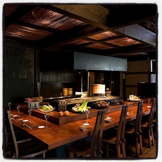 オーダーした食材を目の前で料理し、職人との会話も弾むカウンター席