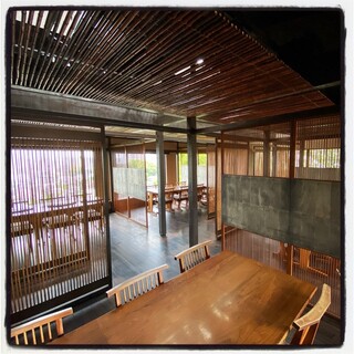 福岡の景色が一望できるテーブル席