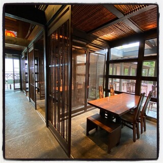 竹格子や暖簾で区切った半個室のテーブル席(景色は見えません)