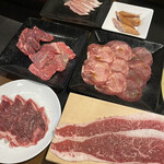 焼肉 うしの家 - 贅沢コース。タン、ツラミ、ロースト、薄切りカルビ、カルビ、チーズフランク、豚トロ