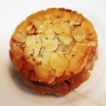 ブルクベーカリー - 三種のナッツのフロランタン(￥378)。テッカテカのキャラメリゼ！
