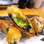 Kawarayaki Hitosarashi - 海老、アボカド、チーズを海苔で巻いて春巻きの皮に包んで揚げたお料理。