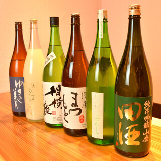 汇集了全国各地的日本酒。请和当季的珍品一起享用。