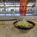 駅そば そば・うどん八起家 - そば越しの湘南新宿ライン