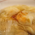 麺屋 六 - 海老ワンタン麺（麺大盛）（アップ）（左の方に麺）