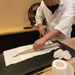 鮨駒 - 黒穴子を切る