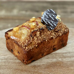 ガストロノミー ジョエル・ロブション - ケーク・オ・ポム＠りんごのパウンドケーキ。バター風味でリッチなパウンドケーキにスライスりんごが焼き込まれていました