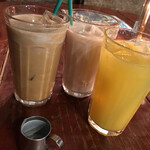 プー横丁 - アイスコーヒー（ミルク入れた後）
      アイスミルクティー オレンジジュース