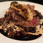 銀座楸 - 牡蠣と牛肉のステーキのせ黒いカレー-100グラム-