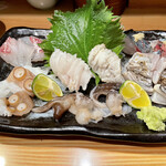 鮨一 - お造り盛り合わせ
      香川 活サバ造り、泉州 生とり貝、泉州 太刀魚、長崎 活アナゴ焼霜、明石 天然真鯛、徳島 活タコ造り