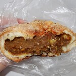 下田流 - ・「カレーパン(¥180)」の断面。