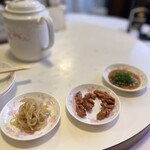 登龍 - お通しのザーサイ千切り、胡桃蜜がけ、青唐醤油漬けと言われるけど、ポン酢。絡みを抜いてるので辛くない。