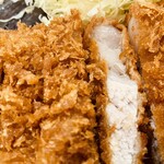 ロースカツ定食 修 - 7ミリ程の肉厚は脂部3割？と多め
