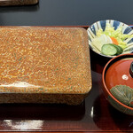 Shinkawa En - うな重(は) 一串半 5,650円(内税) 天然木に漆塗りの重箱