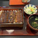 信川円 - "細口" の鰻は身の肌理が細かく凄くおいしい！ タレの掛かったご飯粒をゆっくり噛んで分かるのですが、少し反発しながら抗しきれず潰れていく。最高！