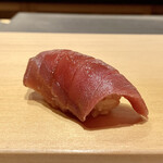 鮨 はしもと - 三宅島 マグロ 赤身 150kg 四日目
      赤身らしい程良い酸味がこちらのシャリと相性の良いこと！
      さっぱりとした旨味は赤身ならでは、美味しい♪