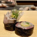 鮨 はしもと - 鯖の海苔巻き
      鯖にガリやたくあん、芽葱や大葉を巻いた海苔巻き、これが好きなんです♪
      酸味と甘みが鯖の脂に凄く合います！