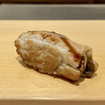 鮨 はしもと - 対馬の穴子
      炙りたての穴子がめちゃ熱い！
      でもふっくらとしてめちゃ美味しいのです♪
      煮詰めが控えめですが、この位が穴子の風味が良く感じられます。