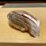 鮨 はしもと - 出水の鯵
      先日他のお鮨屋さんで天草の鯵をいただきましたが、やはり近場の出水の鯵も美味しさはあともう一息まで来ている様に感じます。
      鯵らしい香りは充分に満ちています。