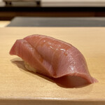 鮨 はしもと - 三宅島 マグロ 中トロ　150kg  四日目
      来ましたね！
      メジマグロの後だけにより一層脂の甘味の豊かさに気付きます！
      やわらかな口当たりです♪