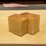 鮨 はしもと - たまご焼き
      はしもとさんのたまご焼きは芝海老のすり身が使われているので、旨味が濃くしっとりと美味しいのです♪
