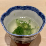 鮨 はしもと - 白身魚のお出汁　菜の花
      すっきりとしてほのかな甘みがあります。
      もうすぐ春ですね！
      iPhoneは淡い色合いに焦点が合いずらい気がずっとしています！