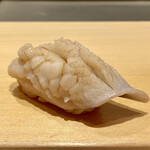 鮨 はしもと - ホッキ貝
      う〜ん、甘みが良いです♪
      シコシコとした食感がホッキ貝らしいです。