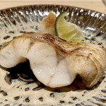 鮨 はしもと - アカムツ塩焼き
      火入れが良く身がプルプルしてます！
      しっとりとして脂の甘みが素晴らしいです♪
      