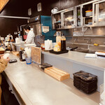 ロースカツ定食 修 - 店内のカウンター席
平日の11時半過ぎ