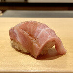 鮨 はしもと - 三宅島 マグロ 大トロ 蛇腹 150kg 四日目
      キターめちゃ美味しい大トロ！！
      脂の乗りも良くめちゃとろけます♪