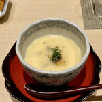 鮨 はしもと - すっぽんの茶碗蒸し
      浜松のスッポンを一匹まるのまま仕入れ、お店で捌いているそうです。
      やはりいい出汁が出ています！
      卵の味わいが濃くて美味しい♪