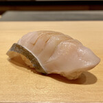 鮨 はしもと - 鴨川の鰆
      身質がみっちりとして深みがある旨味があります。
      春の魚と書く鰆も一年中いただけますが、今の時期の千葉産は良い味わいです♪