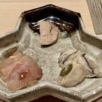 鮨 はしもと - 牡蠣の味噌漬け
      旨味が凝縮されてます！
      
      マカジキ
      1ヶ月塩漬けにし軽く燻したマカジキは生ハムの様です♪
      
      あん肝
      甘く炊かれたあん肝は日本酒にピッタリ！！