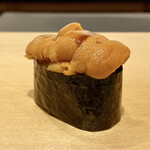 鮨 はしもと - ラオスのウニ　希海より
      ウニ箱が木箱の中で外側が見えませんでしたが、ウニが減って行くと千代紙模様が。
      大将に伺うと〝希海〟さんからの仕入れでした。
      ミョウバンは気にならない程度、甘みもあり良い塩梅。