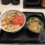 Yoshinoya - 豚丼小盛371円、味噌汁74円
