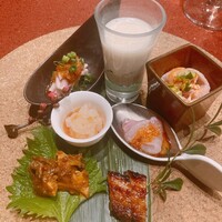 中華寝台 - ピータン豆腐、雲白肉、白エビ、アワビのキモ和え、棒棒鶏などなど