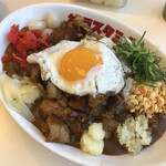 神戸スタミナカレー - 目玉焼きも乗せて