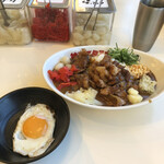 神戸スタミナカレー - 生卵は目玉焼きにも出来ます！ カレーにも色々トッピングしてみました