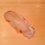 すし 豊倉 - 今日は鯛の昆布〆から
      ですなぁ(￣▽￣)
      もっちり〜！