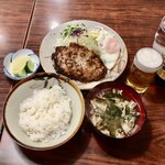 レストラン アポロ - ハンバーグ定食半ライス750円、瓶ビール600円