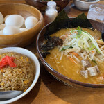 白樺山荘 - 料理写真:味噌ラーメン+ランチセットの炒飯