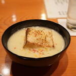 日本料理 たかむら - 新玉ねぎと天然車海老のオニオングラタンスープ