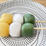 ビオトープ芽吹き屋 - 料理写真:三色だんご(４本入り)    ４４０円
　　　　　　　マキイさんで購入