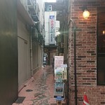 大衆割烹 三州屋 - この路地の奥に…