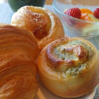 イタリアンダイニング ケシキ - アメリカンブレックファスト(クロワッサン、マンダリンオリエンタルブレンドティー使用のパン、ハムチーズロール)