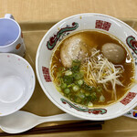 Udon To Chuu Ka Soba Chikara Sanri Buitsu Kai Chi Ten - 伝や味ラーメンのミニサイズ。味玉トッピング