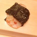 すし 豊倉 - 江戸前鮨屋では
      貝柱と言えばタイラギ
      すなわち平貝の貝柱を
      指します。
      今日は磯辺焼きに
      していただきます
      (￣▽￣)v