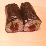 すし 豊倉 - 江戸前鮨の〆と言えば
      かんぴょう巻ですねぇ
      (￣▽￣)
      そしてやはり四つ切で
      いただきます。