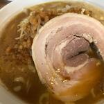 に干し屋 SINCHAN - でっかい豚バラチャーシュー、背脂、ニンニクがスープに合う！