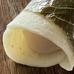 一炉庵 - 桜餅　白い皮の中には白餡